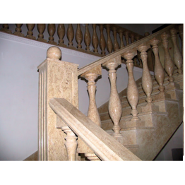 Мраморная лестница с резными балясинами и перилами из мрамора «Голден роса»
